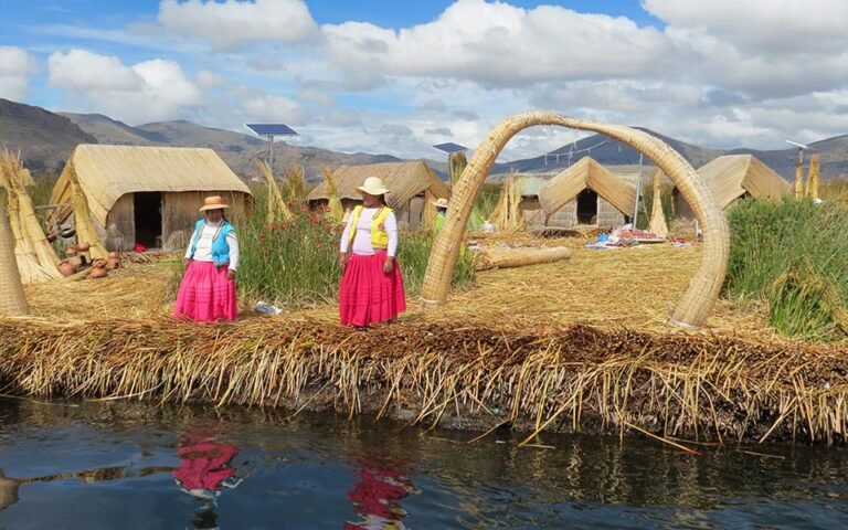 Ilhas flutuantes de Uros