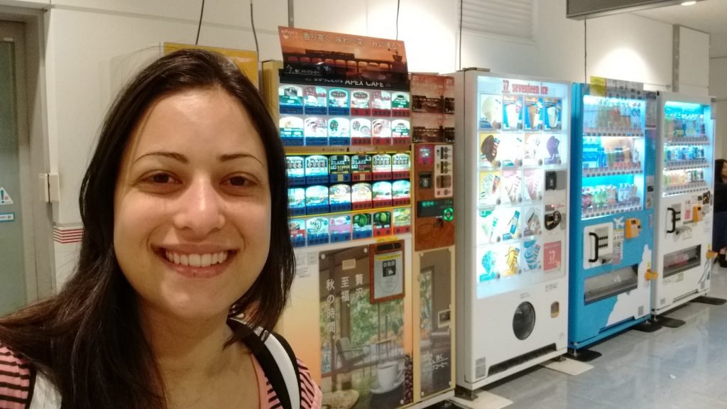 Mulher e máquinas automáticas no Japão