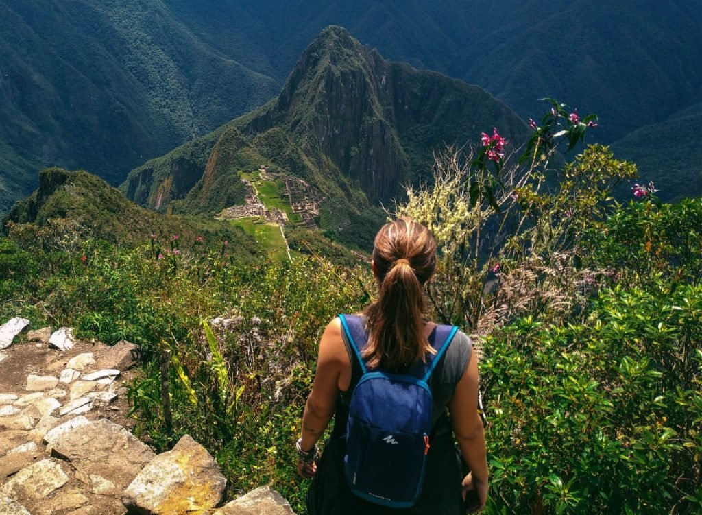 Mulher olhando para Machu Picchu