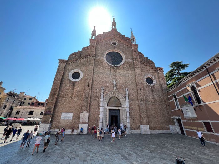 Conheça a Santa Maria Gloriosa dei Frari em Veneza