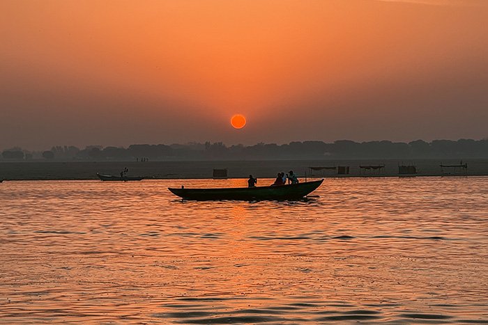 passeio de barco em Varanasi