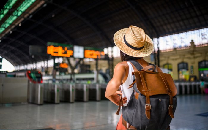 mulher viajando sozinha