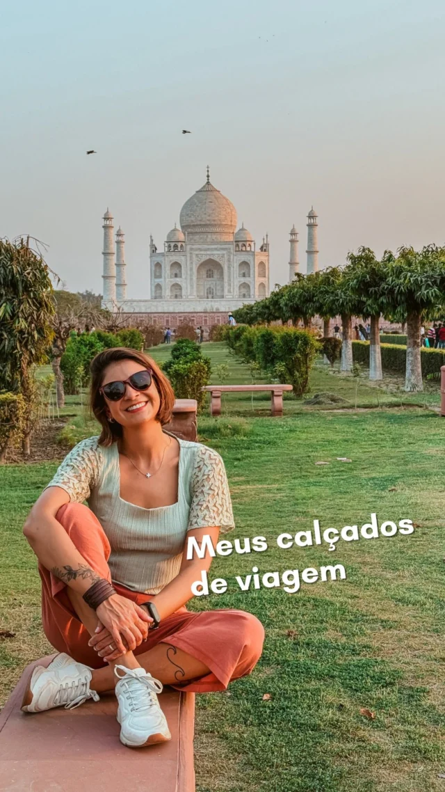 Calçados que eu uso nas minhas viagens e recomendo! ✅ TÊNIS - Skechers Arch Fit S-Miles – Mile Makers ✅ PAPETE - Teva ✅ CHINELO - Crocs Getaway Strappy OU - Havaianas 👉 Todos esses calçados são extremamente confortáveis e não me dão dor nas pernas ou nas costas e eu não me sinto cansada no final do dia depois de ter andado bastante. Quantas vezes colocamos o nosso bem-estar de lado pra usar roupas que machucam, mas que estão na moda; sapatos que apertam o dedo, mas que são descolados; ou tentamos agradar os outros mudando quem somos (personalidade, valores e crenças) pra ter um senso falso de pertencimento… Quantas vezes o nosso bem-estar e conforto ficam no final da nossa lista de prioridades porque os olhares e julgamentos que vêm de fora pesam mais que o nosso corpo que carrega as dores e os desconfortos 24 horas por dia. Então, esteja de bem consigo mesma. Escolha seu conforto e bem-estar acima de tudo. 👉 E, mesmo, não gostando de papetes ou de Crocs no começo…. Hoje em dia, eu sou uma usuária assídua de ambos. Eu não viajo mais sem a minha papete e até acho que os meus lookinhos ficam bonitos com ela! 🙌 🚨 E vocês? Quais são os calçados confortáveis que vocês usam nas viagens e recomendam? Deixem as recomendações nos comentários pra ajudar outros viajantes! 👉 Ahhhh! E se tem algum calçado que você NÃO recomendaria porque machuca, deixa nos comentários também pra alertar outras viajantes!